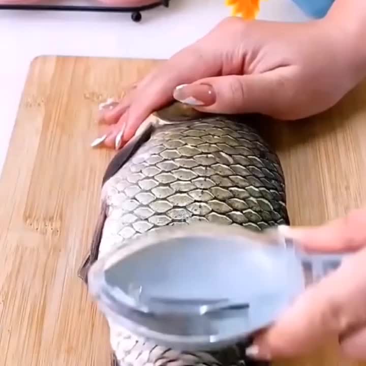 1pc Kitchen Tool Scraping Fish Scale Crafts Fish Killing Tool No Mess Flying Fish Shape With Cover Household Fish Scale Planer